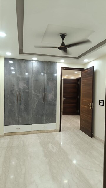 Room in 2.5 BHK Apartment at Paschim Vihar – for Rent