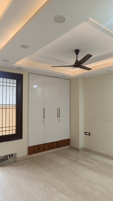 Room in 2.5 BHK Apartment at Paschim Vihar – for Rent