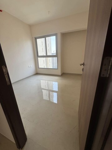 Room in 2 BHK Apartment at Piramal Vaikunth, Balkum Pada – for Rent