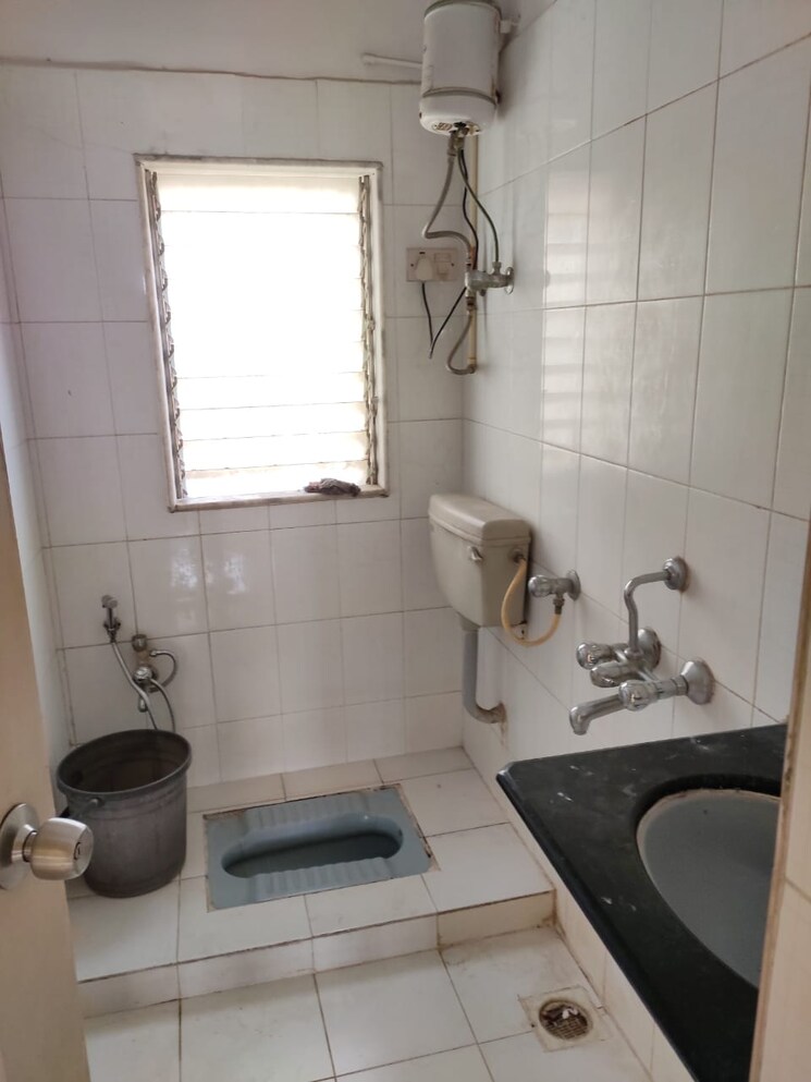 Bathroom, happy-valley 1 Bedroom 654 Sq.Ft. Apartment In Manpada Thane 8380165