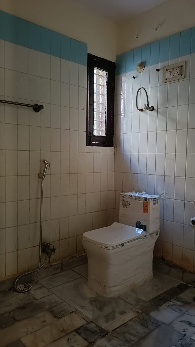 Bathroom, shipra-riviera 2 Bedroom 80 Sq.Mt. Apartment In Gyan Khand Ghaziabad 8380171