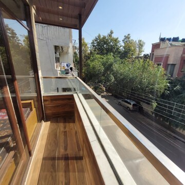 Balcony in 2 BHK Builder Floor at South Extension ii – for Rent