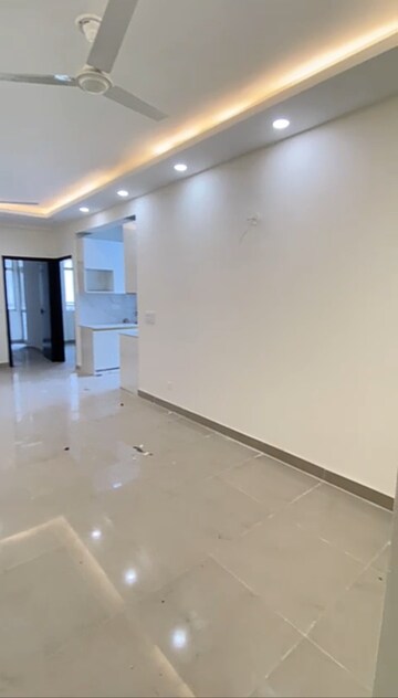 Room in 2 BHK Apartment at Suncity Avenue 76, Sector 76 – for Rent