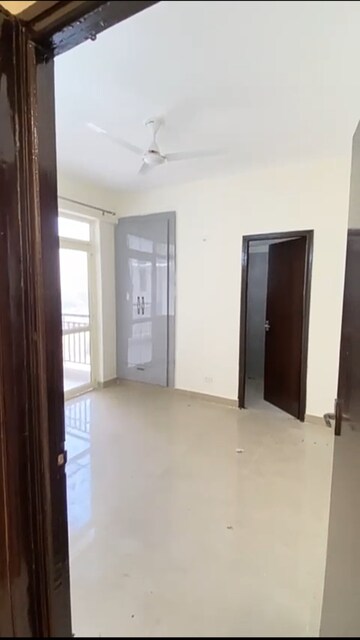 Room in 2 BHK Apartment at Suncity Avenue 76, Sector 76 – for Rent