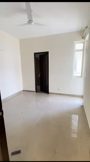 Room in 2 BHK Apartment at Suncity Avenue 76, Sector 76 – for Rent