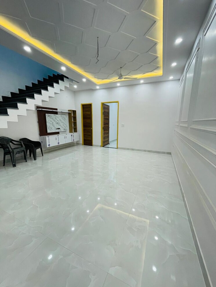  Parking, sahastradhara road 3.5 Bedroom 2500 Sq.Ft. Independent House In Sahastradhara Road Dehradun 8380403