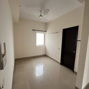 Room in 3.5 BHK Apartment at Spaze Privy, Sector 72 – for Rent