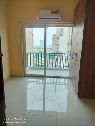 Room in 3.5 BHK Apartment at Sunworld Arista, Sector 168 – for Rent