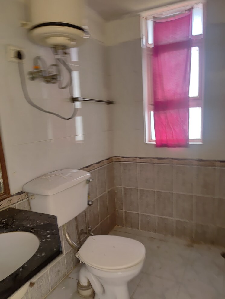 Bathroom, dlf-regency-park-i 2 Bedroom 1150 Sq.Ft. Apartment In Dlf Phase iv Gurgaon 8380995