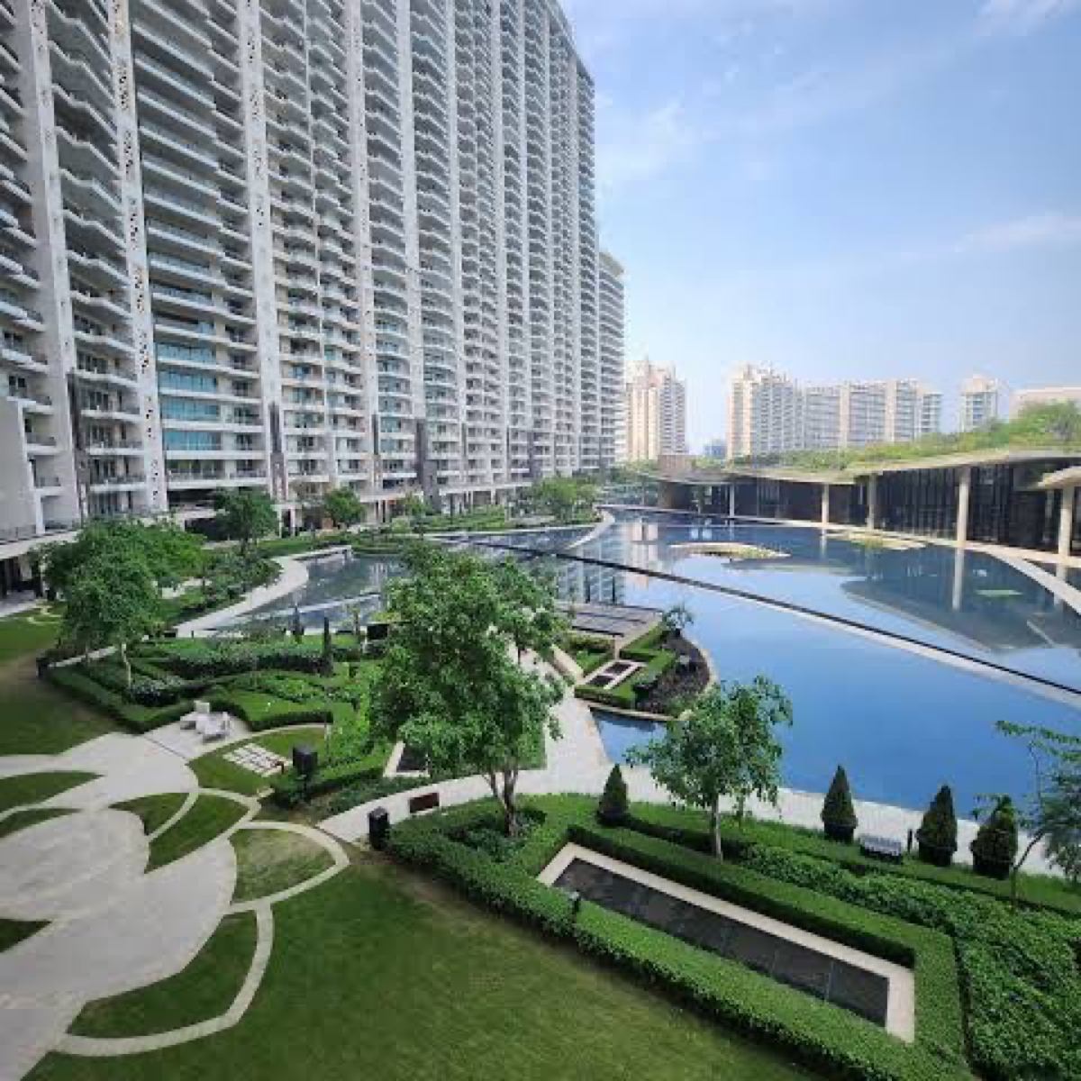 5 BHK + Servant Room Apartment For Sale in DLF The Camellias