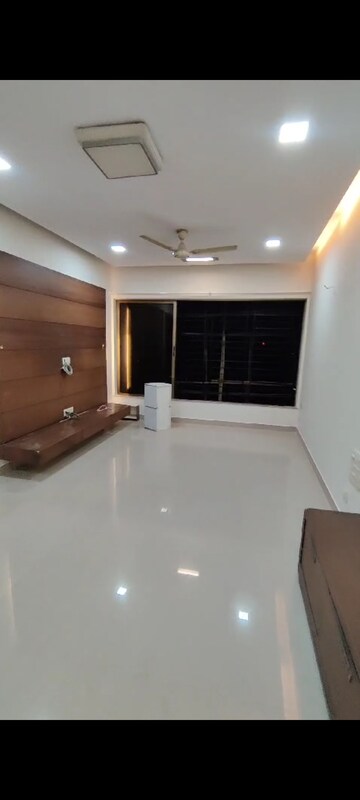 2 BHK Apartment For Rent in Raheja Tipco Heights, Malad East