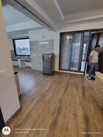 Room in 3 BHK Builder Floor at Sector 21 – for Rent
