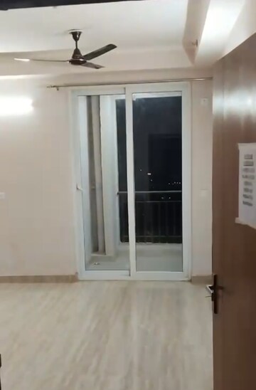 Room in 3 BHK Apartment at Amrapali Golf Homes, Sector 4, Greater Noida – for Sale