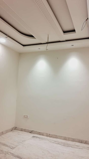 Room in 4 BHK Builder Floor at Mansarover Garden – for Rent