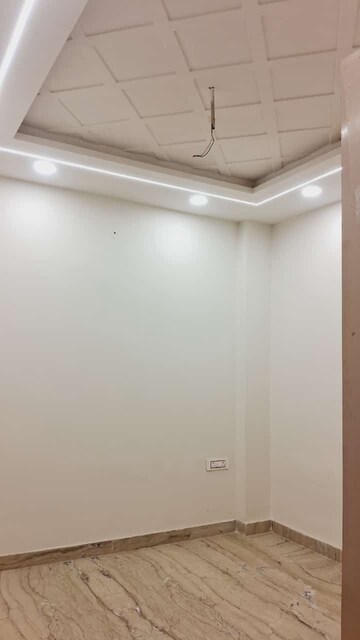Room in 4 BHK Builder Floor at Mansarover Garden – for Rent