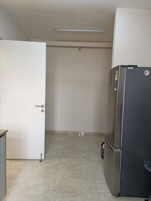 Room in 3 BHK Apartment at Hiranandani Cardinal, Ghodbunder Road – for Sale