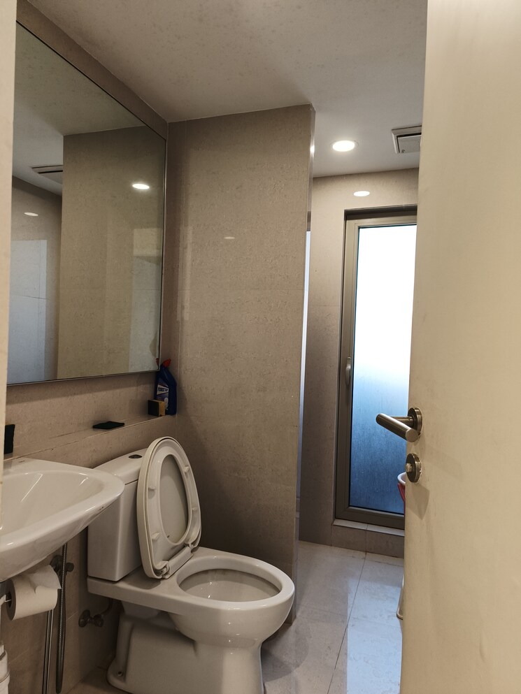 Bathroom, hiranandani-cardinal 3 Bedroom 1895 Sq.Ft. Apartment In Ghodbunder Road Thane 8381264