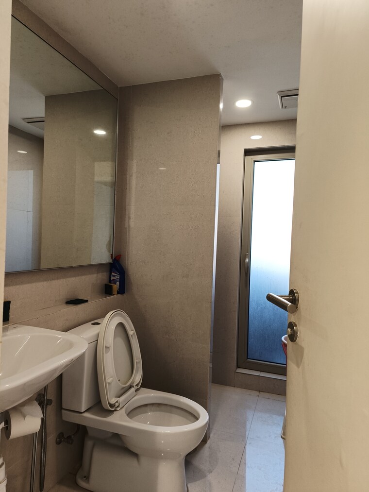 Bathroom, hiranandani-cardinal 3 Bedroom 1895 Sq.Ft. Apartment In Ghodbunder Road Thane 8381264