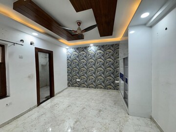Bedroom in 4 BHK Builder Floor at Sector 43 – for Rent