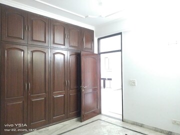 Room in 3 BHK Builder Floor at Vasant Kunj – for Rent
