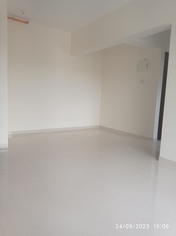 Room in 2 BHK Apartment at Bhoomi Samarth, Goregaon East – for Rent