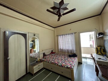 Bedroom in 2.5 BHK Apartment at Bund Garden – for Rent