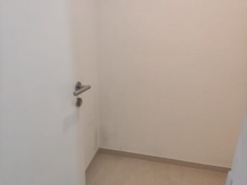 Room in 2.5 BHK Apartment at Hiranandani Woodpark Apartment, Ghodbunder Road – for Rent