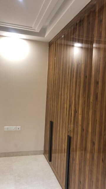 Furnished Amenities in 3.5 BHK Builder Floor at Kalkaji – for Rent
