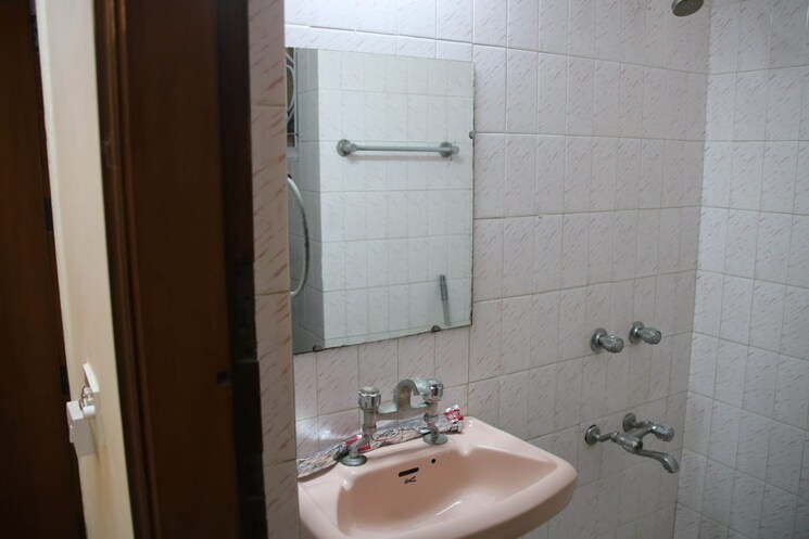 Bathroom, chittaranjan park 2 Bedroom 250 Sq.Yd. Independent House In Chittaranjan Park Delhi 8381784