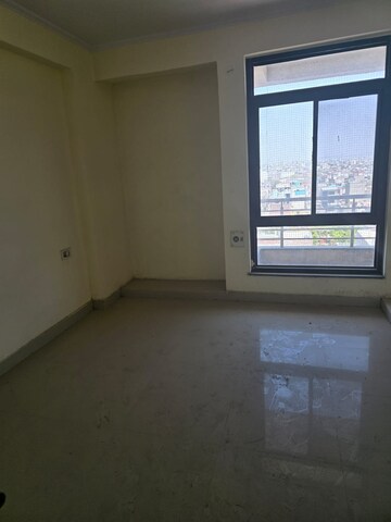 Room in 3 BHK Apartment at Mansarovar – for Sale