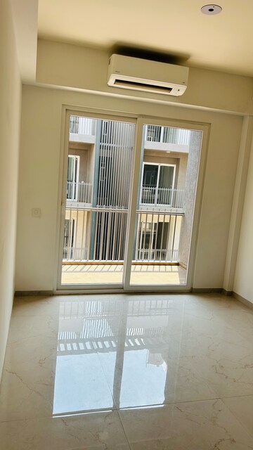 Room in 3 BHK Apartment at Smart World Orchard, Sector 61 – for Rent