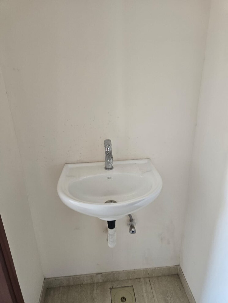 Bathroom, je-and-vee-om-trimurti 3 Bedroom 941 Sq.Ft. Apartment In Malad East Mumbai 8382086