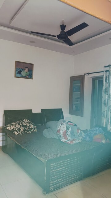 Living Room in 2.5 BHK Builder Floor at Sector 16 – for Rent