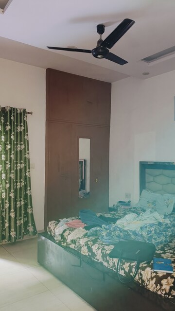 Room in 2.5 BHK Builder Floor at Sector 16 – for Rent