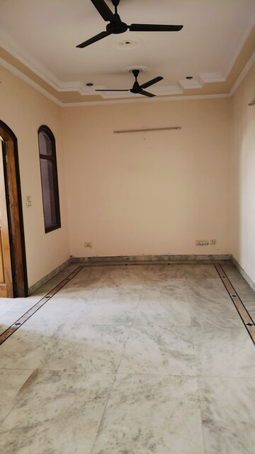 Room in 3.5 BHK Independent House at Sector 16 – for Rent