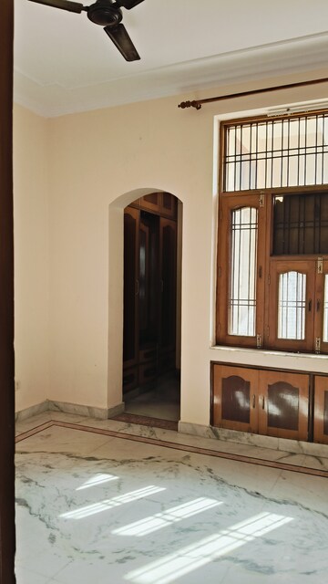 Room in 3.5 BHK Independent House at Sector 16 – for Rent