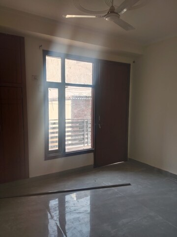 Room in 1 BHK Builder Floor at Paryavaran Complex – for Rent