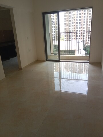 Room in 2 BHK Apartment at Sunteck Maxxworld, Naigaon East – for Rent