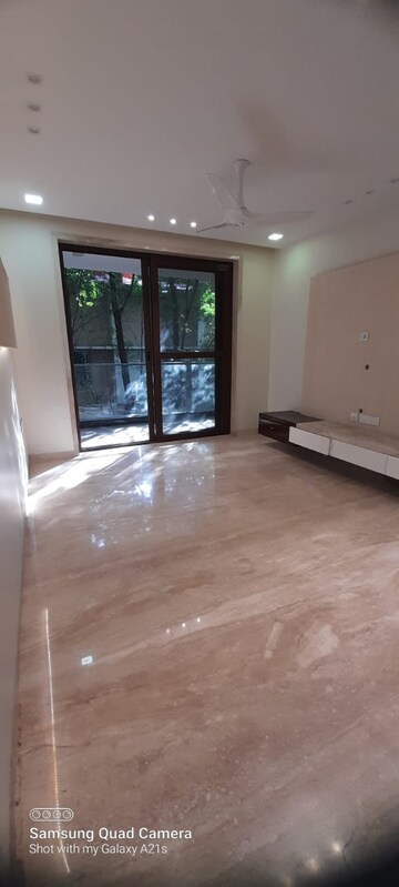 Room in 4 BHK Apartment at Banjara Hills – for Rent
