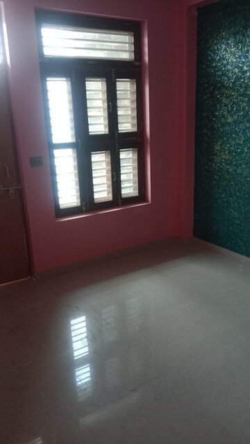 Room in 3 BHK Builder Floor at Dwarka Mor – for Rent