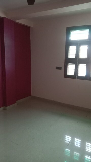 Room in 3 BHK Builder Floor at Dwarka Mor – for Rent
