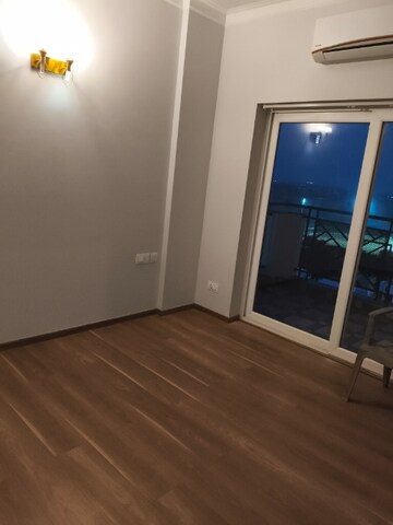 Room in 3 BHK Apartment at Central Park Flower Valley Aqua Front Towers, Sohna Sector 33 – for Rent