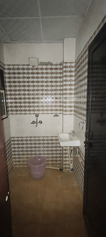 Bathroom in 2.5 BHK Builder Floor at Surendra Avenue 69, Sector 69 – for Rent