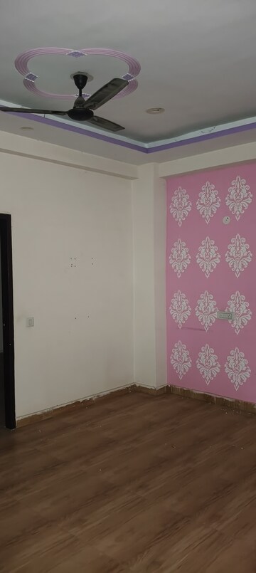 Room in 2.5 BHK Builder Floor at Surendra Avenue 69, Sector 69 – for Rent