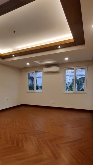 Room in 5 BHK Builder Floor at Sector 25 – for Sale