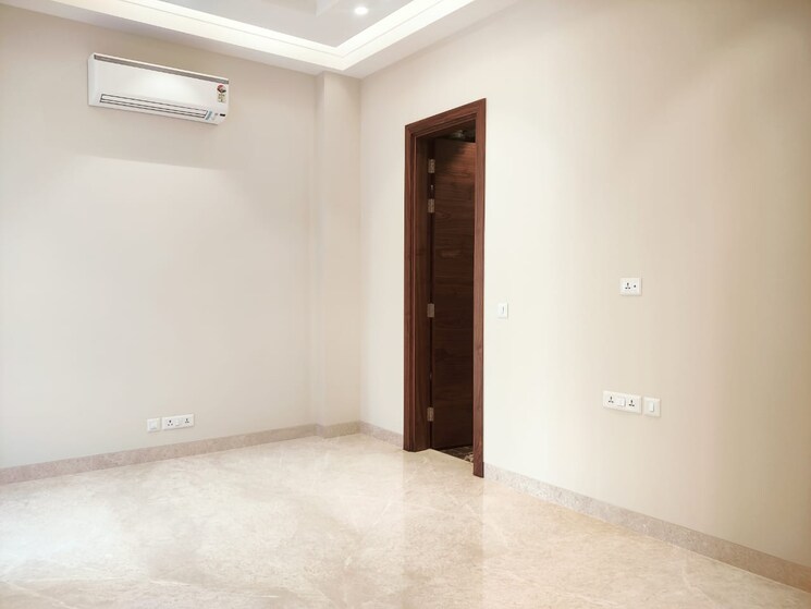 Room, neeti bagh 4 Bedroom 310 Sq.Yd. Builder Floor In Neeti Bagh Delhi 8384159