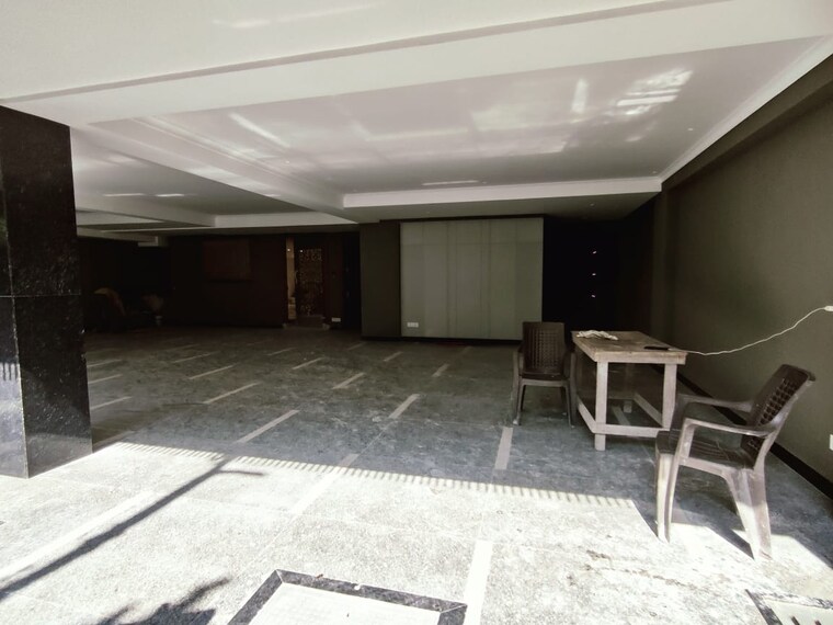  Parking, neeti bagh 4 Bedroom 310 Sq.Yd. Builder Floor In Neeti Bagh Delhi 8384159