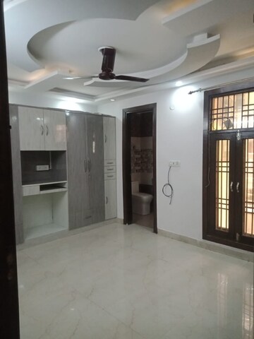 Room in 3 BHK Builder Floor at Dwarka Mor – for Rent