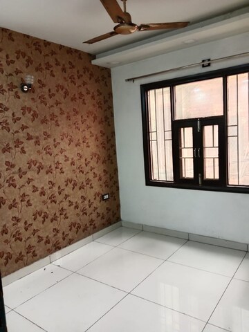 Room in 3 BHK Builder Floor at Dwarka Mor – for Rent