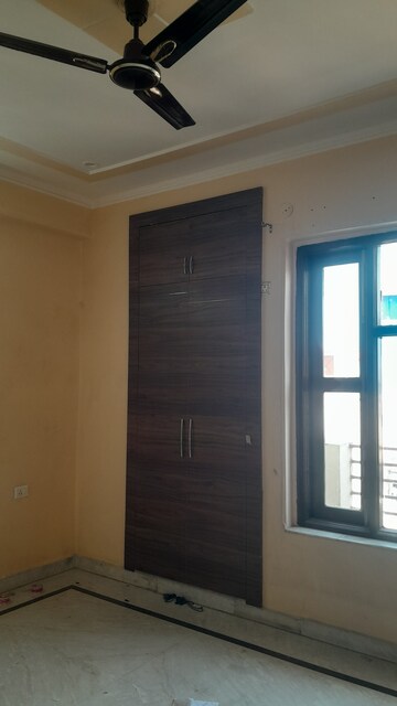 Furnished Amenities in 3 BHK Builder Floor at Unitech South City II, Sector 50 – for Rent